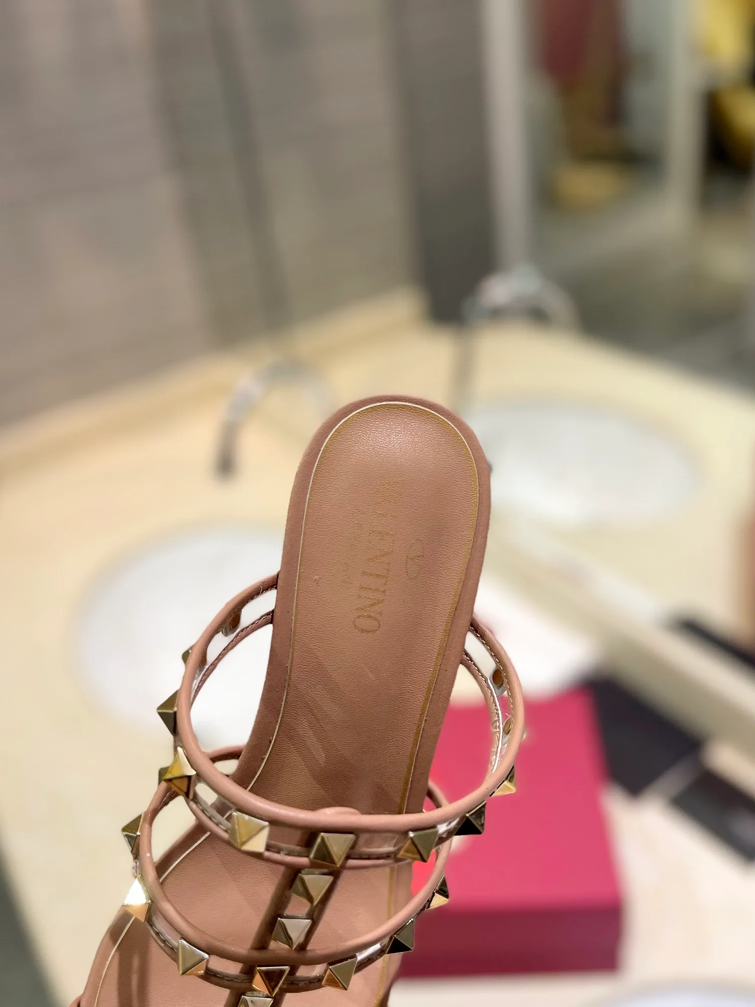 👟👟Ex-factory price 500👟👟 𝑉𝐴𝐿𝐸𝑁𝑇𝐼𝑁𝑂 Valentino ♡ͥ | ²º²⁴💫Purchasing agent level🔍Same color The classic king-shaped slippers with crystal heels are also so beautiful The particularly high-quality hardware brings out a full sense of high-end. After putting it on your feet, you will be stunned and look super slim! The new season lives up to expectations! Worth buying ★Imported cowhide is absolutely high-grade ❥Original method is absolutely sensual ❥Elegant style creates a different feeling🙈 Simple temperament style!  ♡ show bdetails ———————————— ⊿▸: Size｜35-40 (customized at 40.41.42) ⊿▸: Material｜Imported sheepskin + Pvc ⊿▸: Material | Padded sheepskin ⊿▸: Material | Italian🇮🇹 genuine leather outsole ⊿▸: Heel height｜6cm
